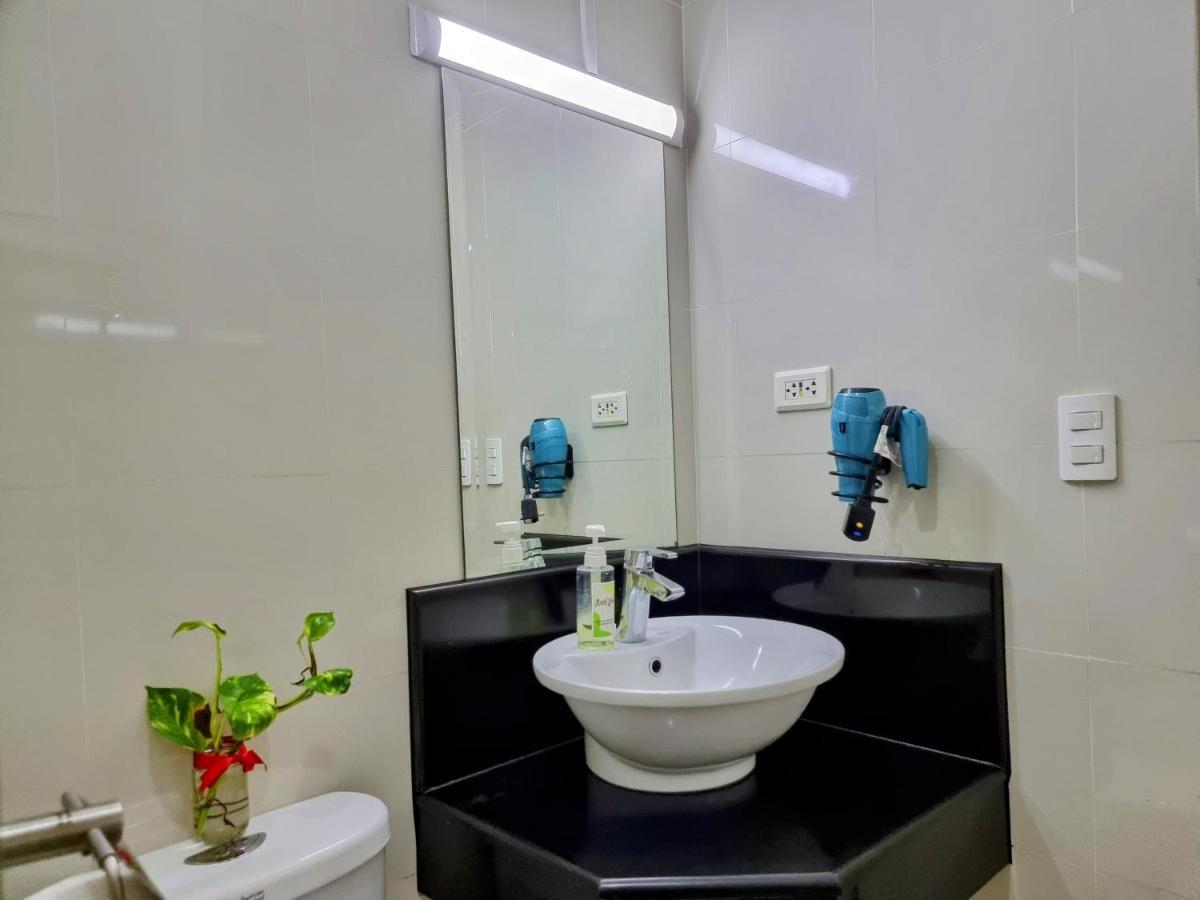 One Palm Tree Villas Condo Across Naia Terminal 3 Manila Eksteriør billede